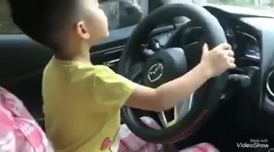Mẹ vô tư để con trai 5 tuổi lái xe ô tô giữa trời mưa gió