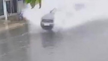 Xe sang lao như bay, nước văng tung tóe 2 bên đường ở TP.HCM