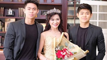 Bà mẹ 50 tuổi gây bất ngờ khi trẻ trung như bạn của con trai