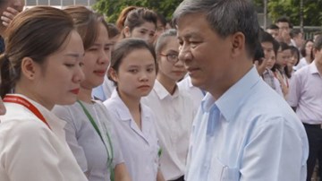 Hàng trăm người rơi nước mắt chia tay Viện trưởng về nghỉ hưu