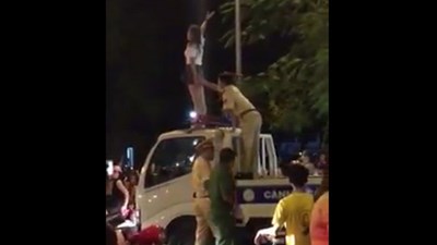 Cô gái trèo lên nóc xe CSGT, liên tục hô 'giết người'