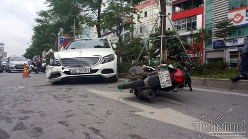 Hà Nội: Mercedes tông liên tiếp nhiều xe trên phố Xã Đàn