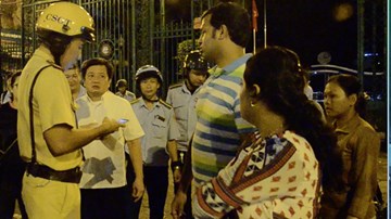 Giúp du khách bị giật túi xách, cảnh sát giao thông nói tiếng Anh 'như gió'