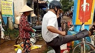 Trưởng công an xã đá bay thau cá của người dân