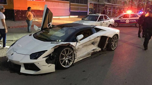 Taxi đâm vào sườn siêu xe Lamborghini Aventador