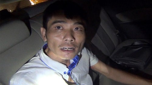 Cảnh sát truy đuổi khách đi taxi ném bọc ma túy qua cửa kính