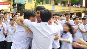 Thầy Hiệu trưởng chuyển công tác, hàng trăm HS ở Ninh Bình xếp hàng khóc