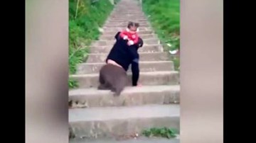 Ông bố không chân vác con leo bậc thang gây xúc động