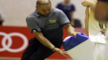 Bóng rổ Việt dậy sóng: HLV cầm ghế 