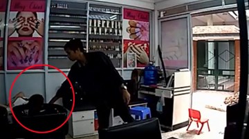 Nữ nhân viên ngủ say bị trộm lẻn vào 