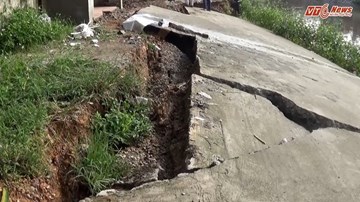 Đoạn đường bê tông dài 90 m mới đem vào sử dụng đổ sụp xuống sông