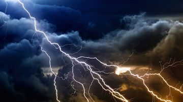 Ngủ trong nhà cũng bị sét đánh chết
