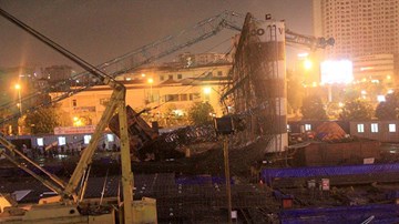 Hà Nội: 2 cần cẩu công trình xây dựng bất ngờ đổ sập trong đêm