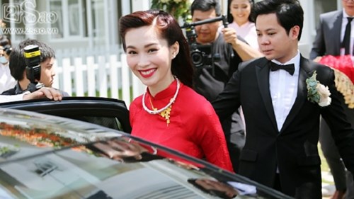 Đặng Thu Thảo hạnh phúc và rạng rỡ trên xe rước dâu cùng chồng đại gia