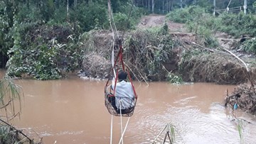 Cầu bị lũ cuốn, học sinh ngồi lồng sắt đu dây qua dòng nước xiết