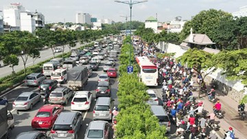 Ngàn xe chôn chân, nút cứng cửa ngõ Sài Gòn từ sáng tới trưa
