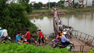 Đi trên cây cầu phao rung bần bật giữa thủ đô