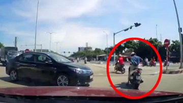 Cô gái thong thả chỉnh váy giữa đường khiến giao thông tắc nghẽn
