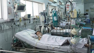 Bác sĩ “chiến đấu” suốt 3 tuần cứu sống bé trai nguy kịch vì sốt xuất huyết