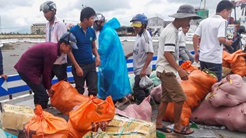 Không ai hôi của khi 20 tấn hoa quả tràn ra đường sau vụ tai nạn