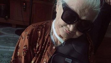 Thêm một bà ngoại xì tin hết nấc: 82 tuổi vẫn selfie dù đang bó bột