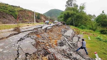 Đường 68 tỷ chưa bàn giao đã đổ sập