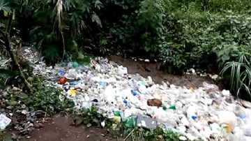 Người dân thẫn thờ nhìn con sông huyết mạch biến thành dòng sông rác