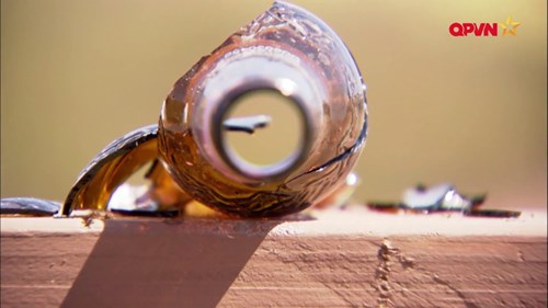 Thiện xạ Mỹ trổ tài bắn lọt cổ chai bia