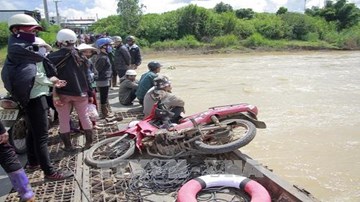 Qua cầu xuống cấp, một em nhỏ rơi xuống sông mất tích