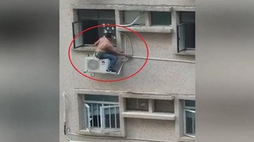 Thợ sửa điều hòa treo mình vắt vẻo ngoài chung cư cao tầng như ‘người nhện’