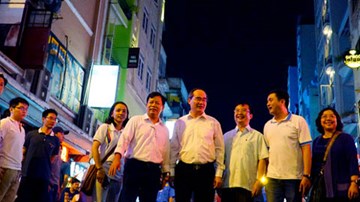 Ông Nguyễn Thiện Nhân trò chuyện cùng khách Tây trên phố đi bộ