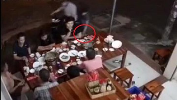 Ngồi ăn lẩu sát vỉa hè, bị cướp điện thoại, đứng hình không kịp trở tay
