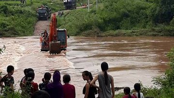 Nín thở xem máy xúc đưa cô dâu vượt sông ngày cưới