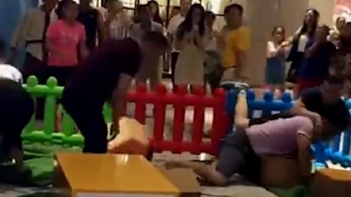 Hai con tranh giành đồ chơi, phụ huynh lao vào đánh nhau túi bụi