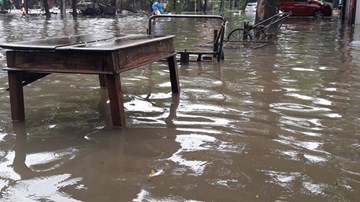 Mưa lớn, TP Vinh ngập trong biển nước