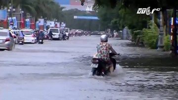 Muôn kiểu vượt ngập của người dân TP Vinh