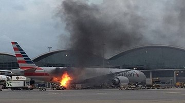Máy bay của hãng American Airlines bốc cháy tại sân bay quốc tế Hong Kong