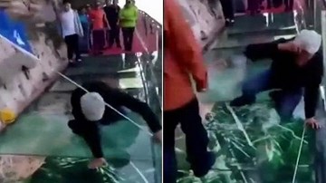 Cầu kính cao 1.180m đột ngột 'nứt răng rắc' khiến du khách khóc thét