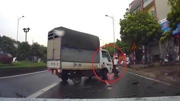 Phóng nhanh phanh gấp trên đường trơn, xe tải drift tông ngã xe máy