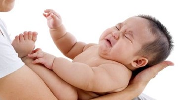 Làm gì khi con bị sốt cao, co giật, ngừng thở?