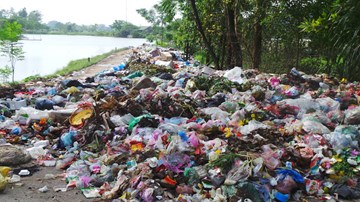 Hà Nội: Dân làng khổ sở vì 