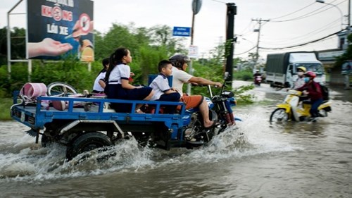 TP. HCM: Lái xe ba gác kiếm tiền triệu/ngày nhờ… triều cường
