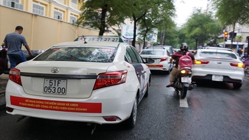 TP HCM yêu cầu taxi Vinasun tháo decal phản đối Uber, Grab