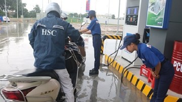 Nhân viên trạm xăng 'chuẩn Nhật' ở Việt Nam lau xe, cúi chào khách