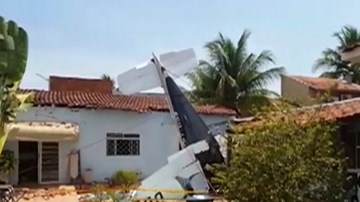 Máy bay đâm xuống sân nhà dân, ít nhất 3 người thiệt mạng