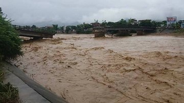 Ít nhất 27 người chết do mưa lũ