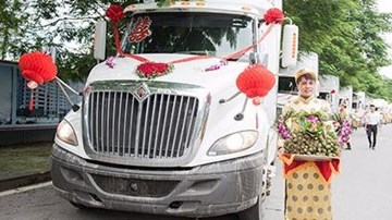 Mang sính lễ đến nhà gái ở Hải Phòng bằng dàn xe đầu kéo 10 tỷ đồng