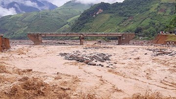 Giao thông vùng lũ Yên Bái bị chia cắt