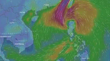 Bão Khanun đang tiến vào Biển Đông và liên tục mạnh lên