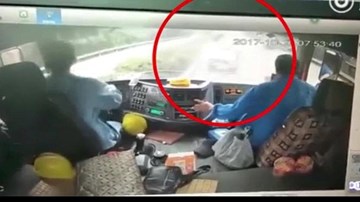 Không tưởng: Xe con chui qua gầm xe tải để vượt lên trên cao tốc